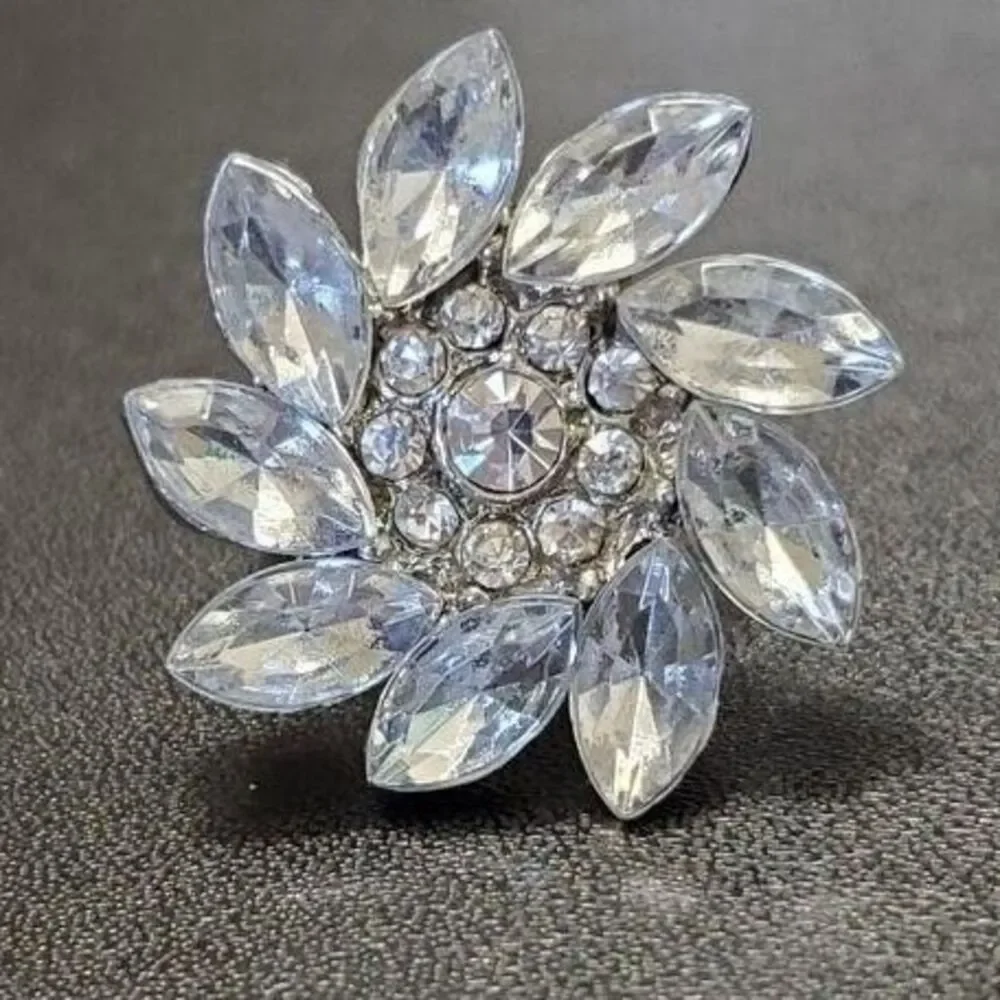 Silver tone clear rhinestone flower ring